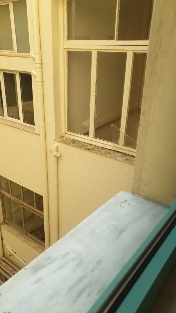 Σπασμένα τζάμια μετά την έκρηξη του αυτοσχέδιου μηχανισμού / Φωτογραφία: iefimerida.gr