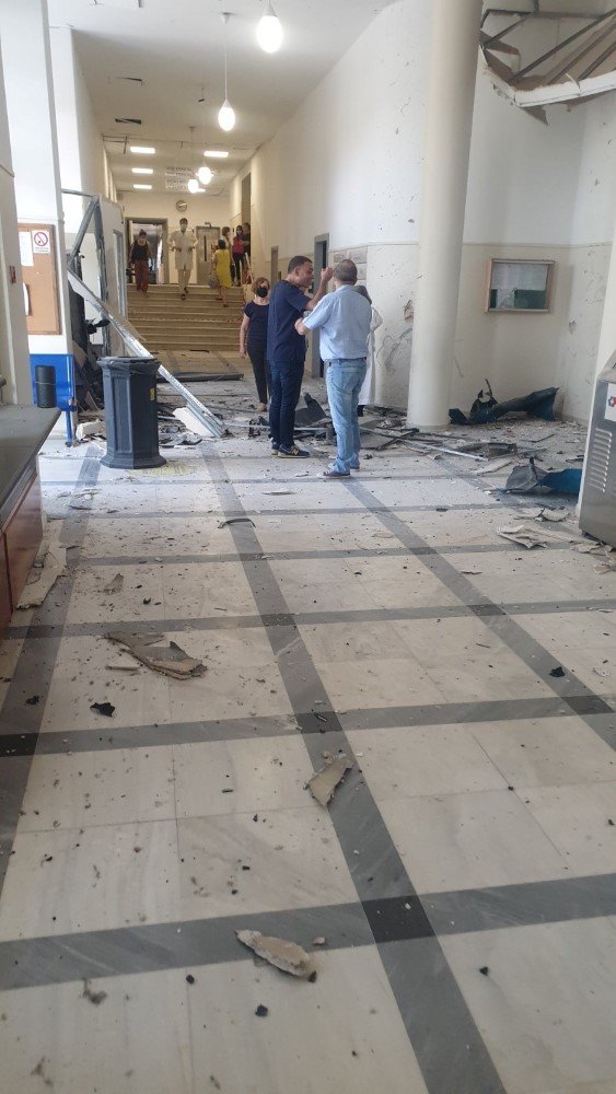 Το εσωτερικό του νοσοκομείου μετά την ισχυρή έκρηξη / Φωτογραφία: iefimerida.gr