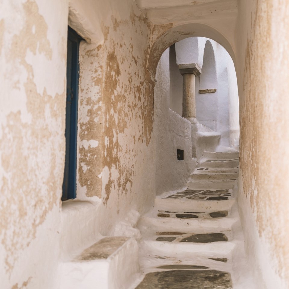 Χαρακτηριστικό σοκάκι στη Σίφνο