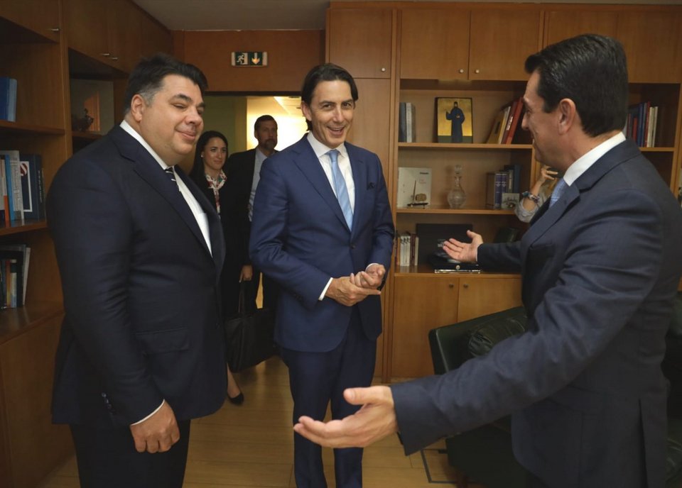 Ο Κώστας Σκρέκας υποδέχεται τον Άμος Χοχστάιν