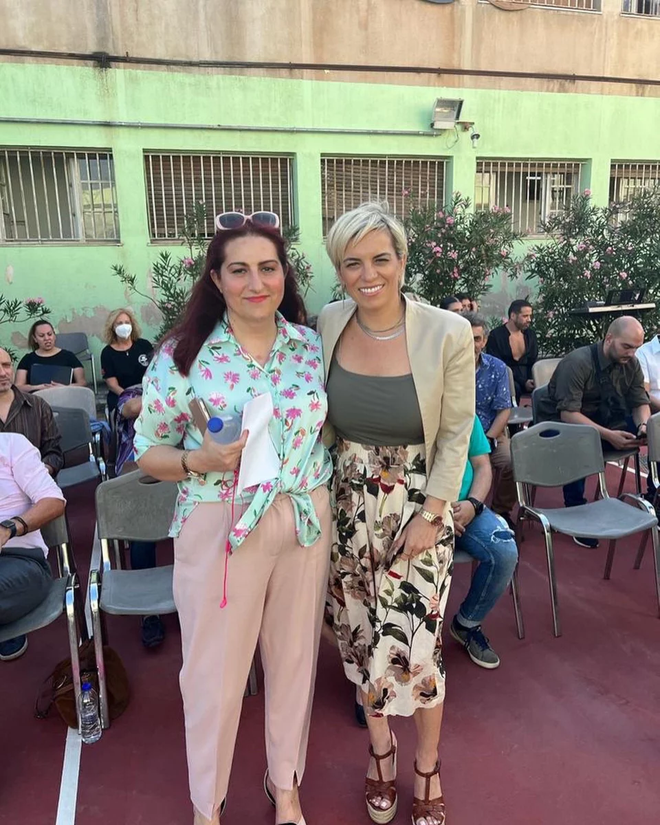 Η Σοφία Νικολάου (αριστερά) με τη διευθύντρια των φυλακών, Τρυανταφύλλη Κωνσταντοπούλου / Φωτογραφία: Twitter