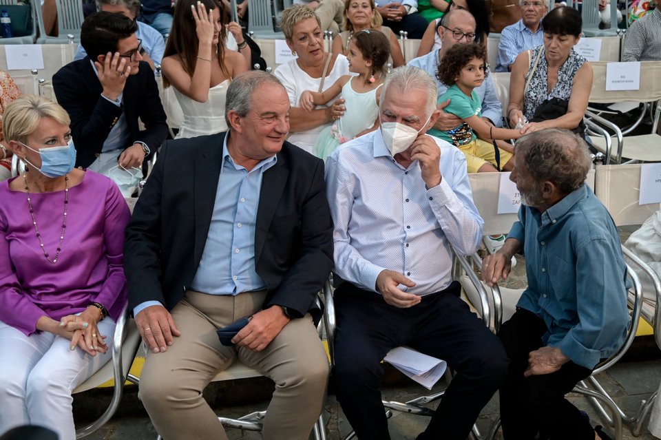 Συζήτηση του Σταύρου Ξαρχάκου με τον Κώστα Καραμανλή και τον Ανδρέα Παχατουρίδη / Φωτογραφία: ΜΙΧΑΛΗΣ ΚΑΡΑΓΙΑΝΝΗΣ-ΕUROKINISSI
