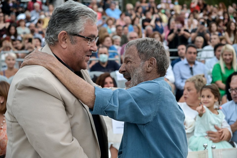 Θερμός εναγκαλισμός του Σταύρου Ξαρχάκου με τον Δημήτρη Κουτσούμπα / Φωτογραφία: ΜΙΧΑΛΗΣ ΚΑΡΑΓΙΑΝΝΗΣ-ΕUROKINISSI