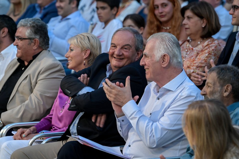 Ο Ανδρέας Παχατουρίδης με τον Κώστα Καραμανλή δίπλα στον Σταύρο Ξαρχάκο / Φωτογραφία: ΜΙΧΑΛΗΣ ΚΑΡΑΓΙΑΝΝΗΣ-ΕUROKINISSI
