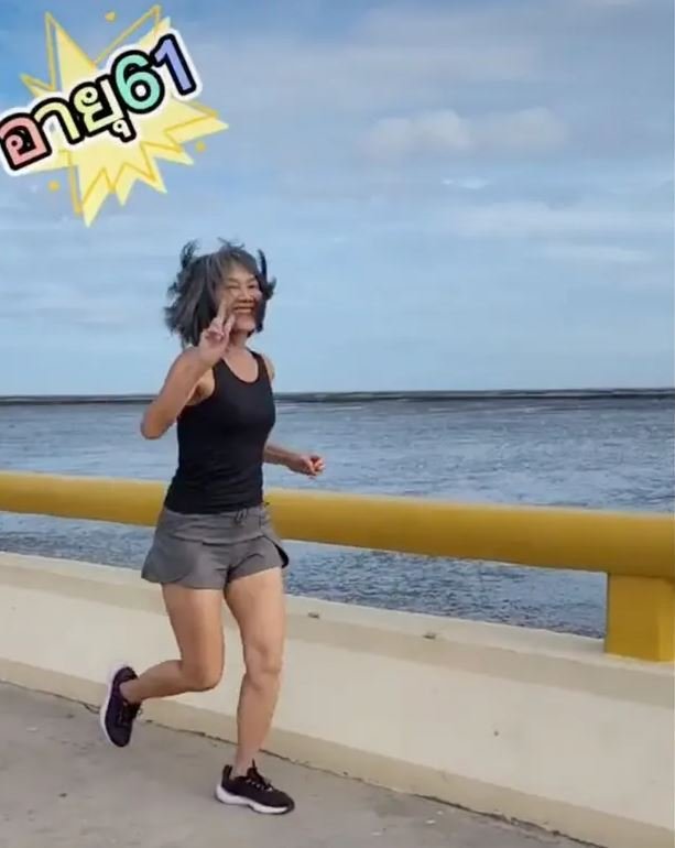 Η Nadrda Suksuthamwong σε ένα από τα βίντεο της στο TikTok 