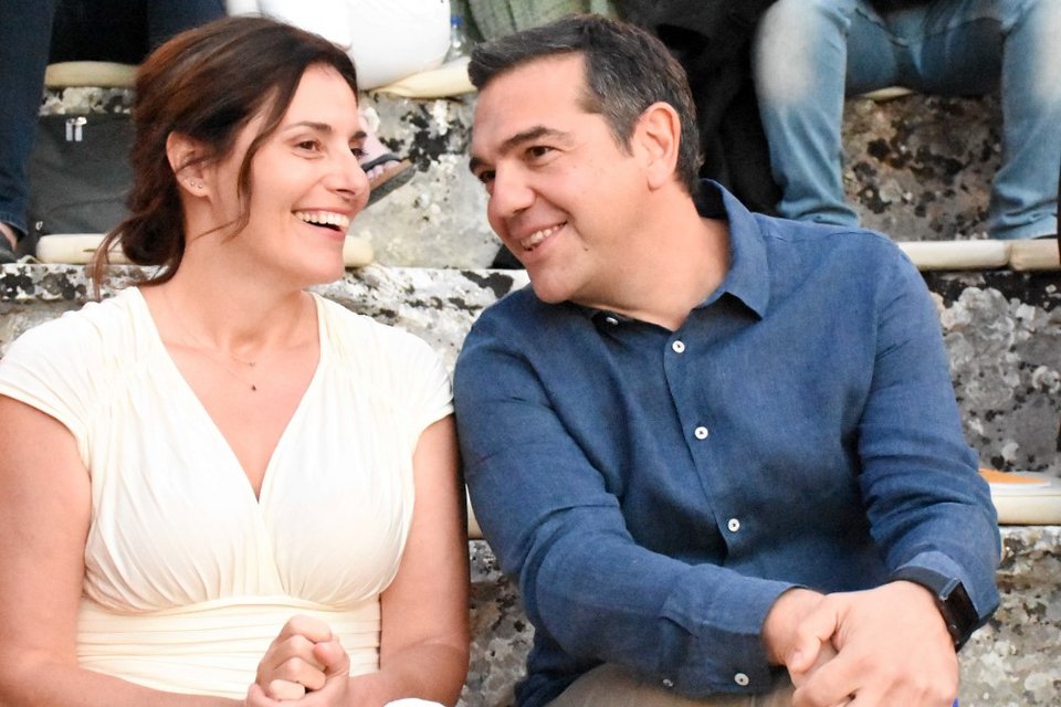 Χαλαρές στιγμές στην Επίδαυρο για τον Αλέξη Τσίπρα και την Μπέτυ Μπαζιάνα