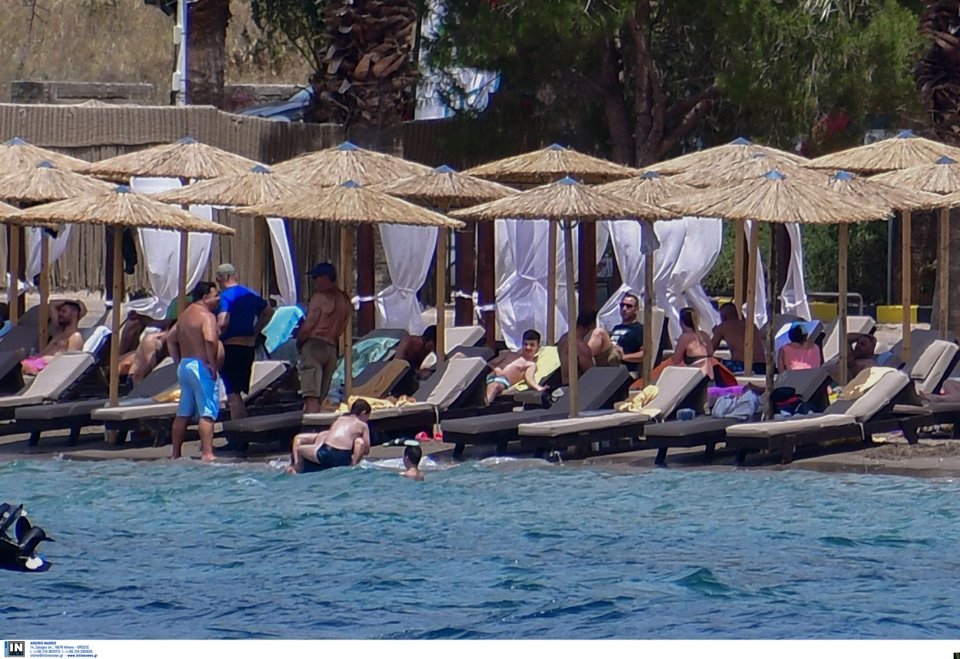 Ο Τζορτζ Τσούνης με μαγιό κάνει μπάνιο στη Ναύπακτο