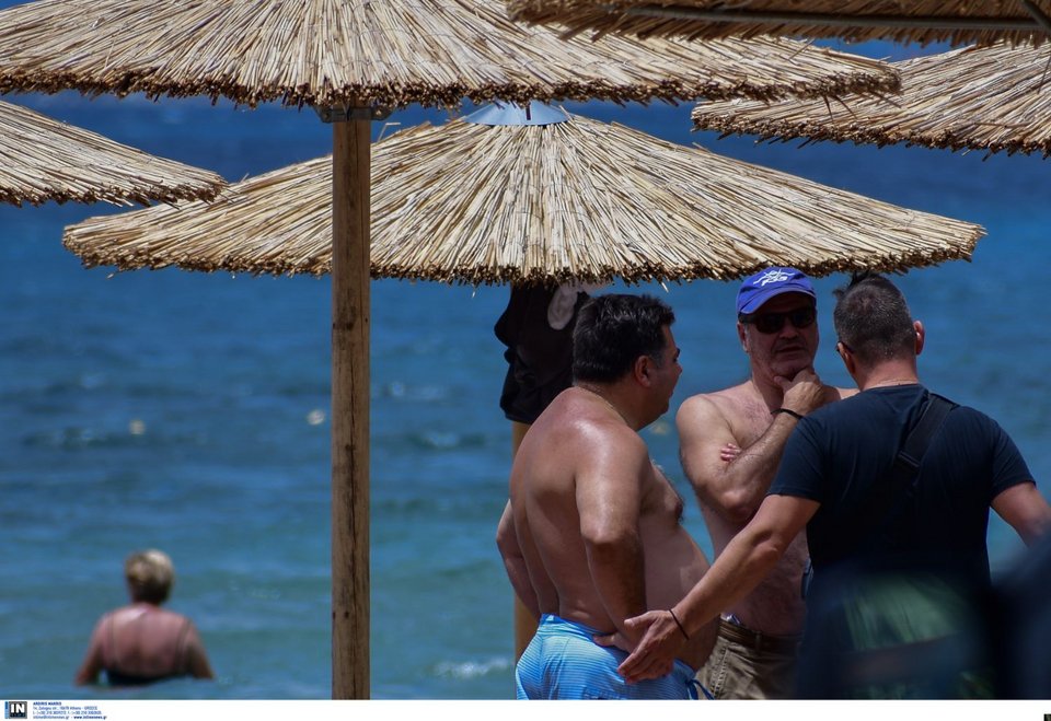 Ο Τζορτζ Τσούνης με μαγιό κάνει μπάνιο στη Ναύπακτο