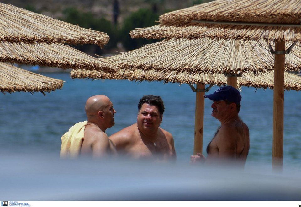 Ο Τζορτζ Τσούνης με μαγιό κάνει μπάνιο στη Ναύπακτο
