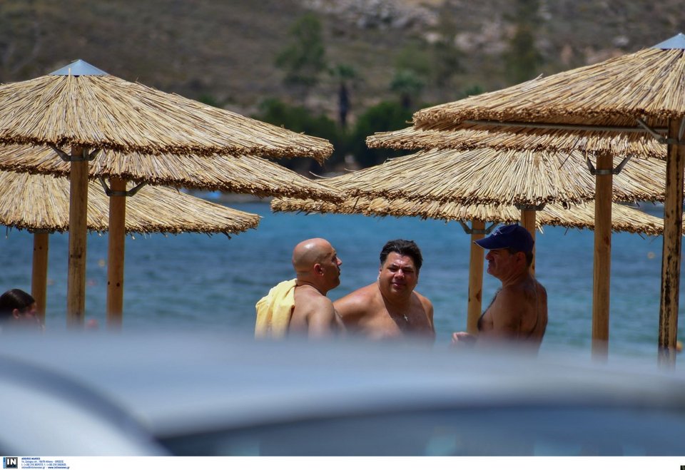 Ο Τζορτζ Τσούνης με μαγιό κάνει μπάνιο στη Ναύπακτο