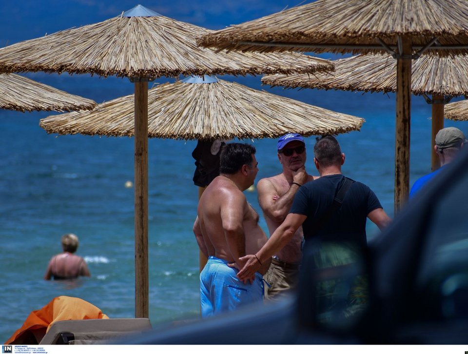 Ο Τζορτζ Τσούνης με μαγιό κάνει μπάνιο στη Ναύπακτο