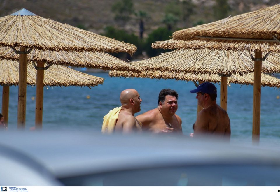 Ο Τζορτζ Τσούνης με μαγιό κάνει μπάνιο στη Ναύπακτο