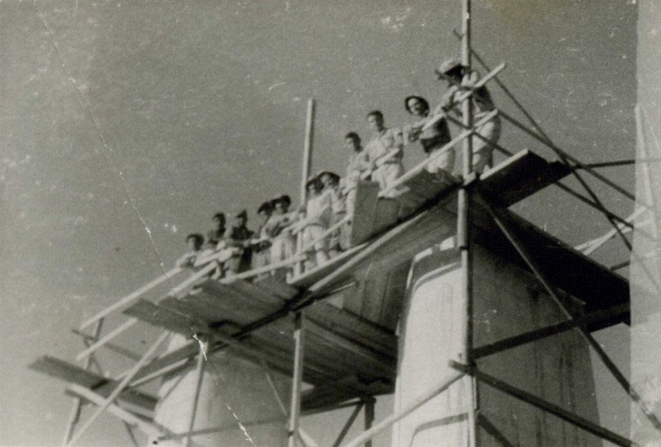 Φωτογραφία αρχείου από την κατασκευή του μνημείου