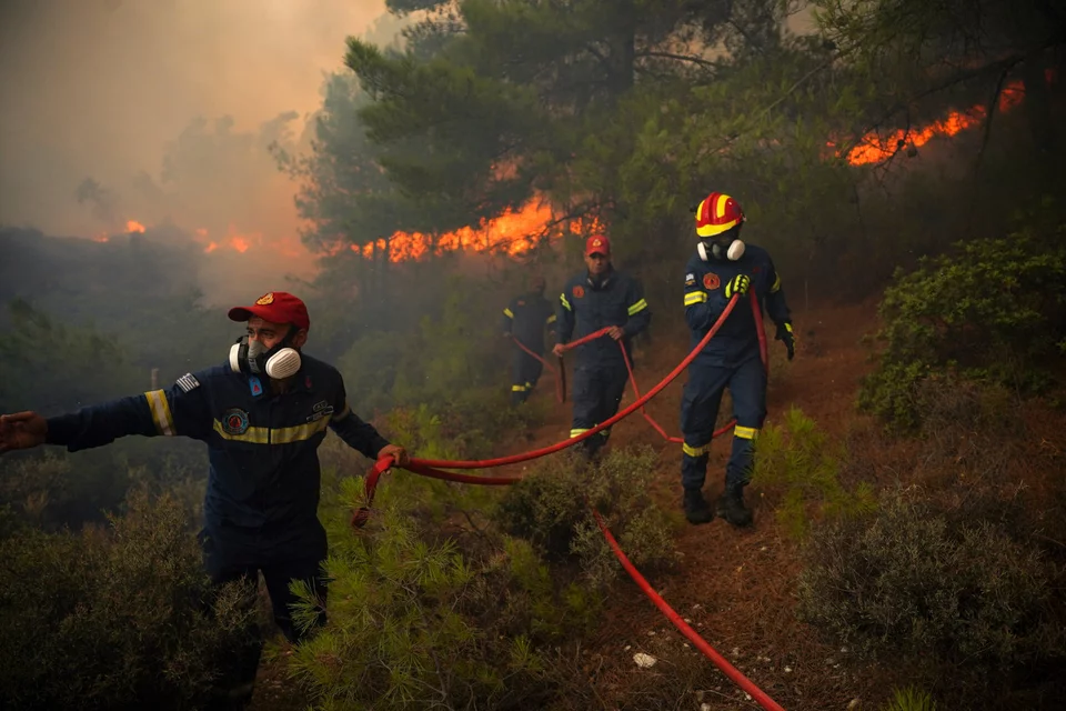حرائق اليونان - حريق ليسفوس صورة ومقطع فيديو مروعة - وصلت ألسنة اللهب إلى الشاطئ