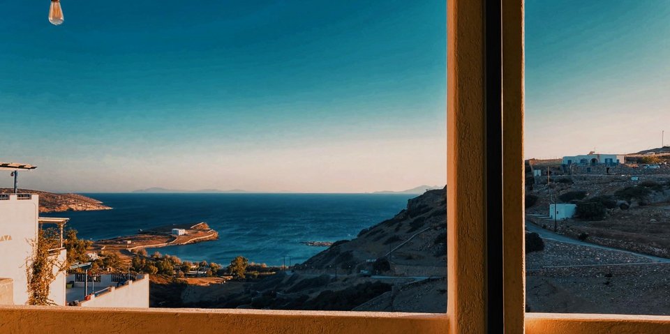 Το βιβλιοπωλείο βρίσκεται σε προνομιακή θέση απολαμβάνοντας από τα παράθυρά του το απέραντο γαλάζιο.