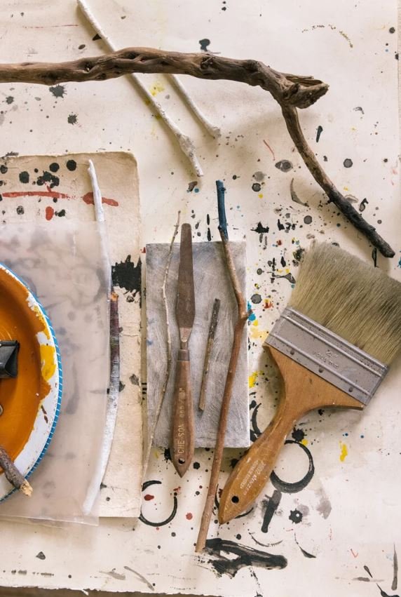 Κλαδιά από δέντρα του νησιού και άλλα σύνεργα στον πάγκο ζωγραφικής / Paris Tavitian