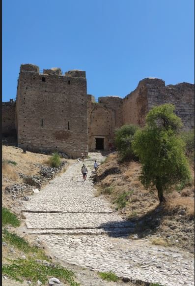 Περνάς διαρκώς πύλες και ανηφορίζεις / iefimerida