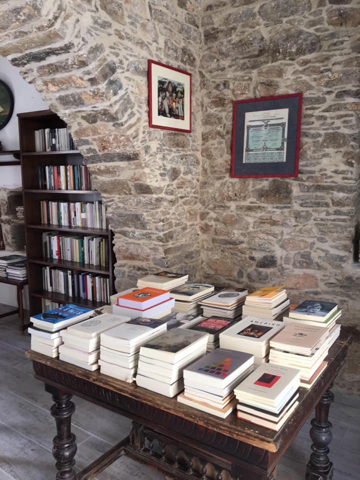 Πάνω σε παλιά τραπέζια οι νέες κυκλοφορίες.