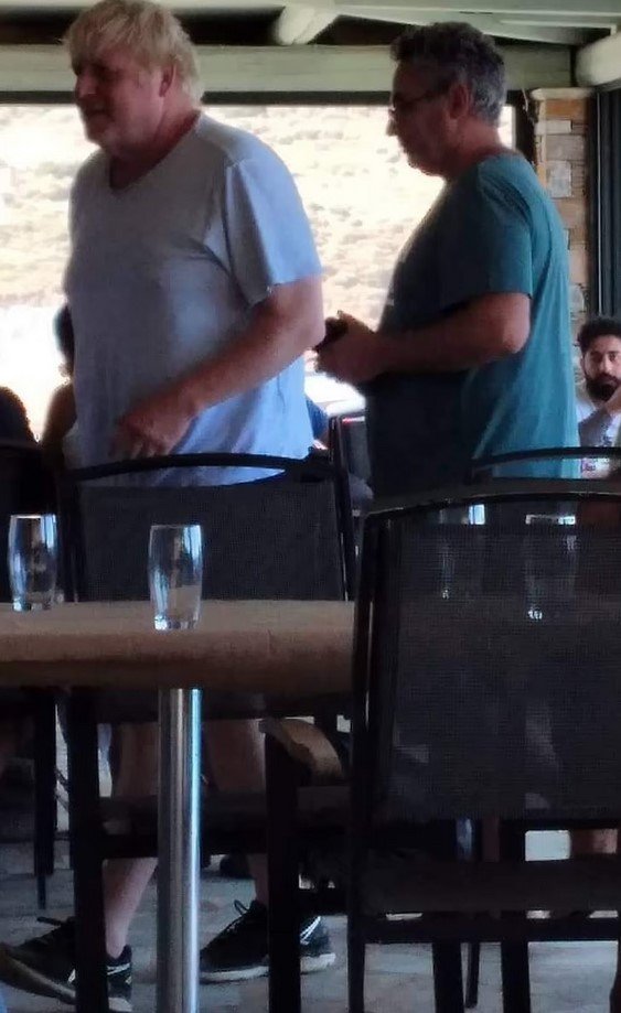 Ο Μπόρις Τζόνσον σε ταβέρνα στην Κάρυστο
