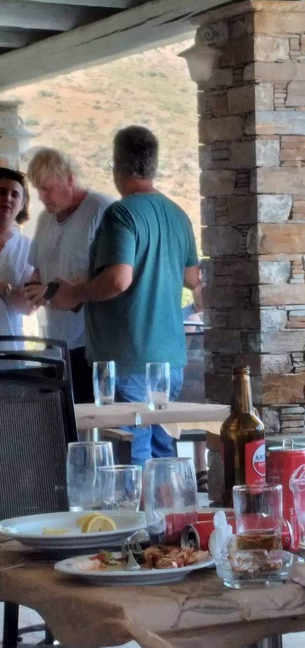 Ο Μπόρις Τζόνσον σε ταβέρνα στην Κάρυστο