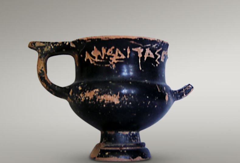  Κάνθαρος με γραπτή επίκλιση προς τη θεά Αφροδίτη. Στον συγκεκριμένο κάνθαρο, ο συμποσιαστής κάνει πρόποση προς την προστάτιδα της πόλης, τη θεά Αφροδίτη, και χαράζει στις δύο πλευρές του αγγείου τη φράση «ΑΦΡΟΔΙΤΑΣΕΛΑΧΕΚΑΙΓΛΥΚΥΣΠΟΡΟΣ»(«Αφροδίτας έλαχε και γλυκύς Πόρος»), επικαλούμενος την εύνοιά της. Χρονολόγηση:&nbsp;325 - 200 π.Χ 