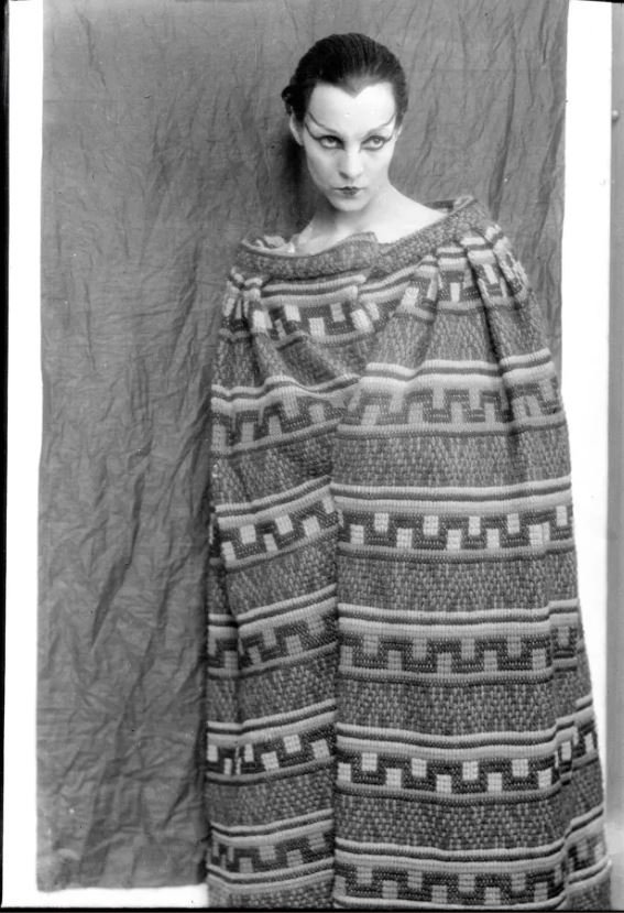 Ο Man Ray φωτογραφίζει την Athanasiou ως Αντιγόνη με φόρεμα της Chanel. Η φωτογραφία ανήκει πλέον στο Centre Pompidou