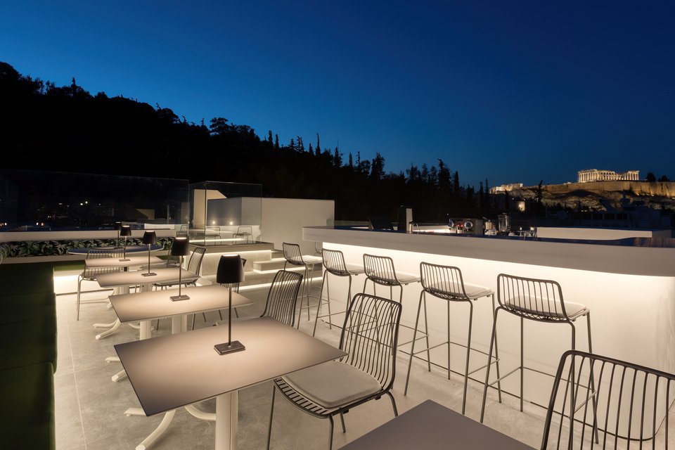 To bar στο roof top του ξενοδοχείου Neoma βλέπει στην Ακρόπολη και τον λόφο του Φιλοπάππου.