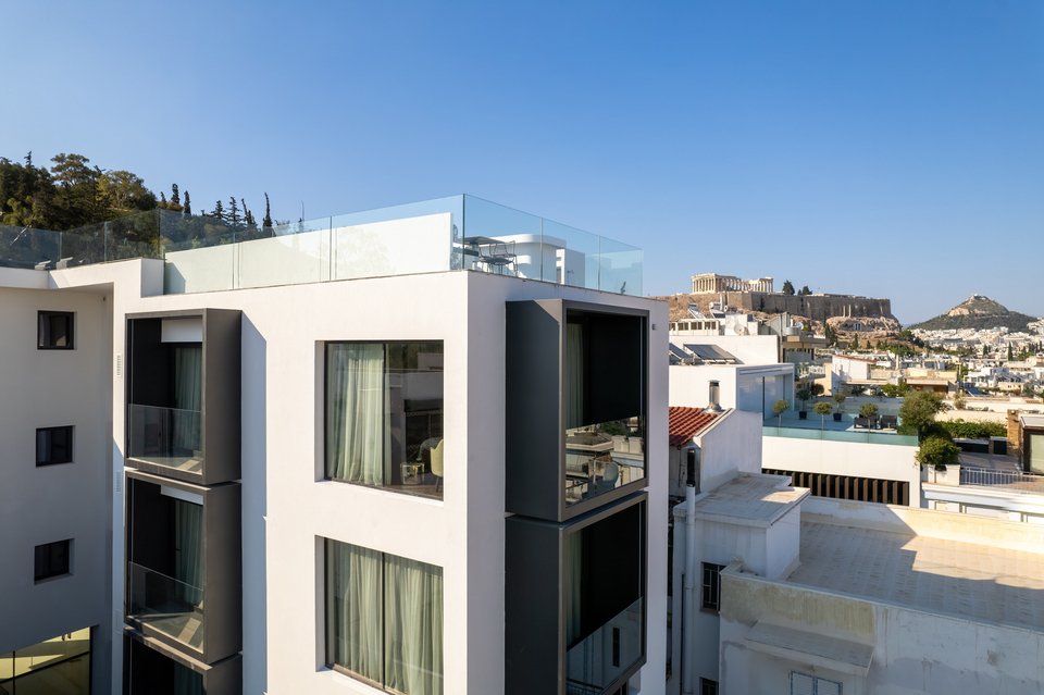 Άποψη του κτιρίου με τα εντυπωσιακά μπαλκόνια με μεταλλικά πλαίσια.