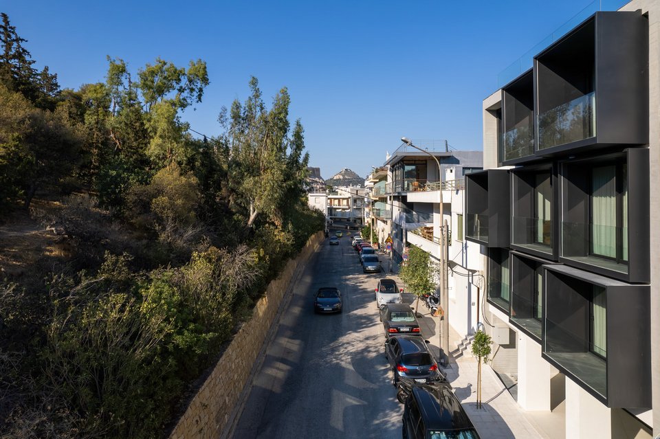 Η οδός Μουσών στου Φιλοπάππου, μια ωραία ήσυχη γειτονιά τόσο κοντά στα πιο σημαντικά σημεία και αξιοθέατα της πόλης.