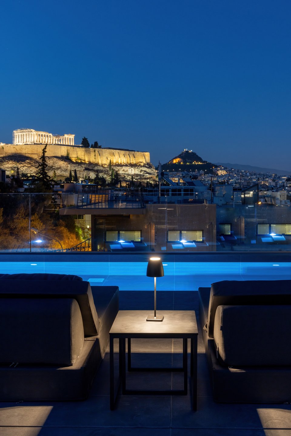 Να πίνεις το ποτό σου εδώ, με την αιώνια ομορφιά να αντικατοπτρίζεται στο ποτήρι σου.