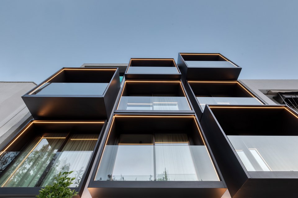 Τα ασυμμετρα πλαίσια της πρόσοψης όπως φαίνονται από το δρόμο, στην οδό Μουσών.