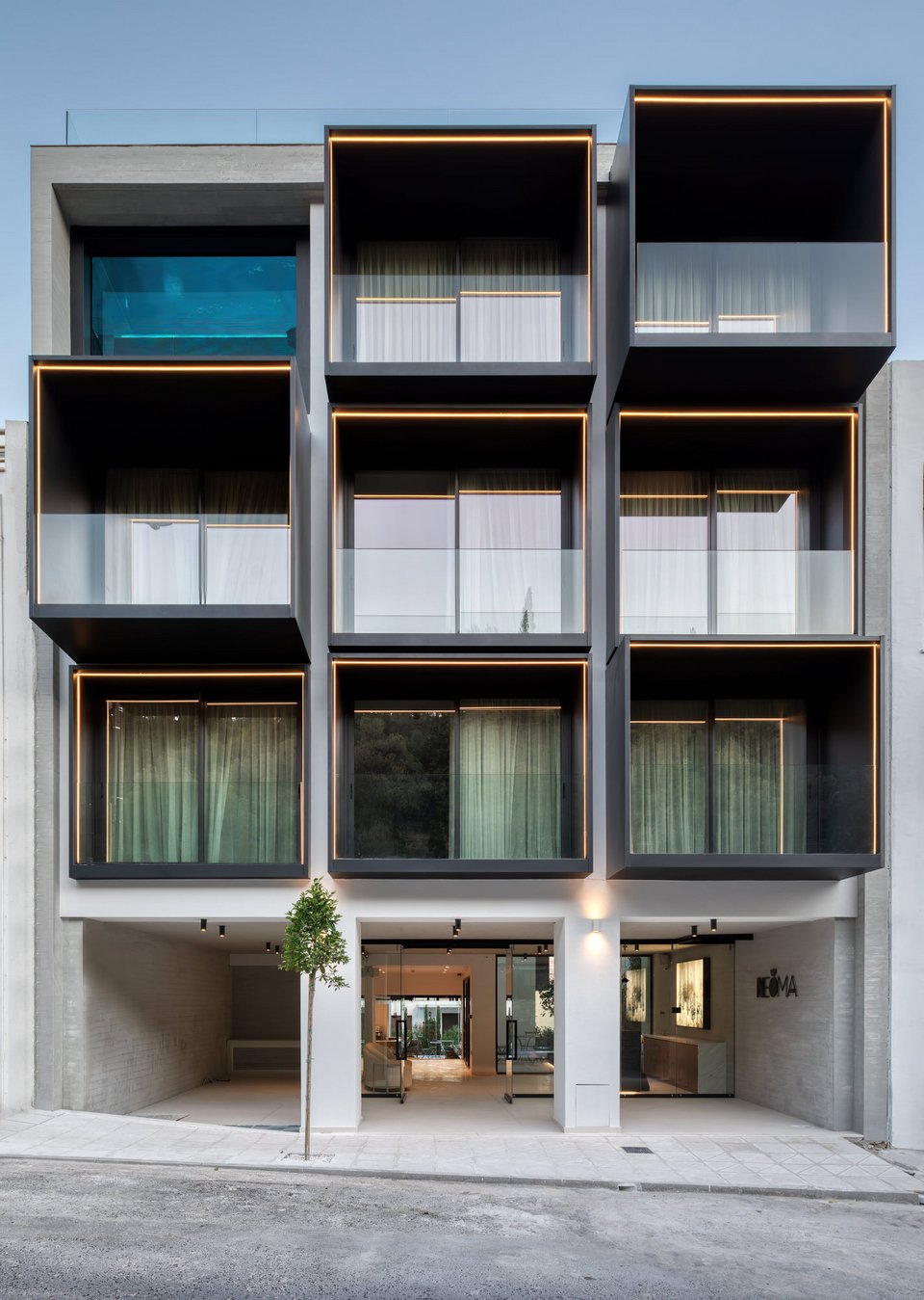 Η πρόσοψη του Neoma στην οδό Μουσών.