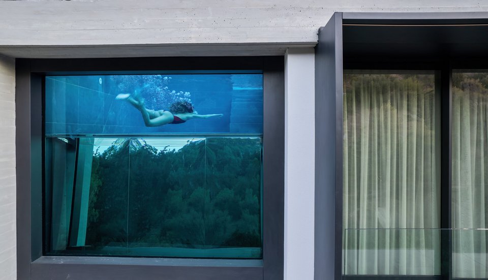 Ένας από τους κύβους προσφέρει μια κρυφή ματιά στο εσωτερικό της πισίνας στο roof top.