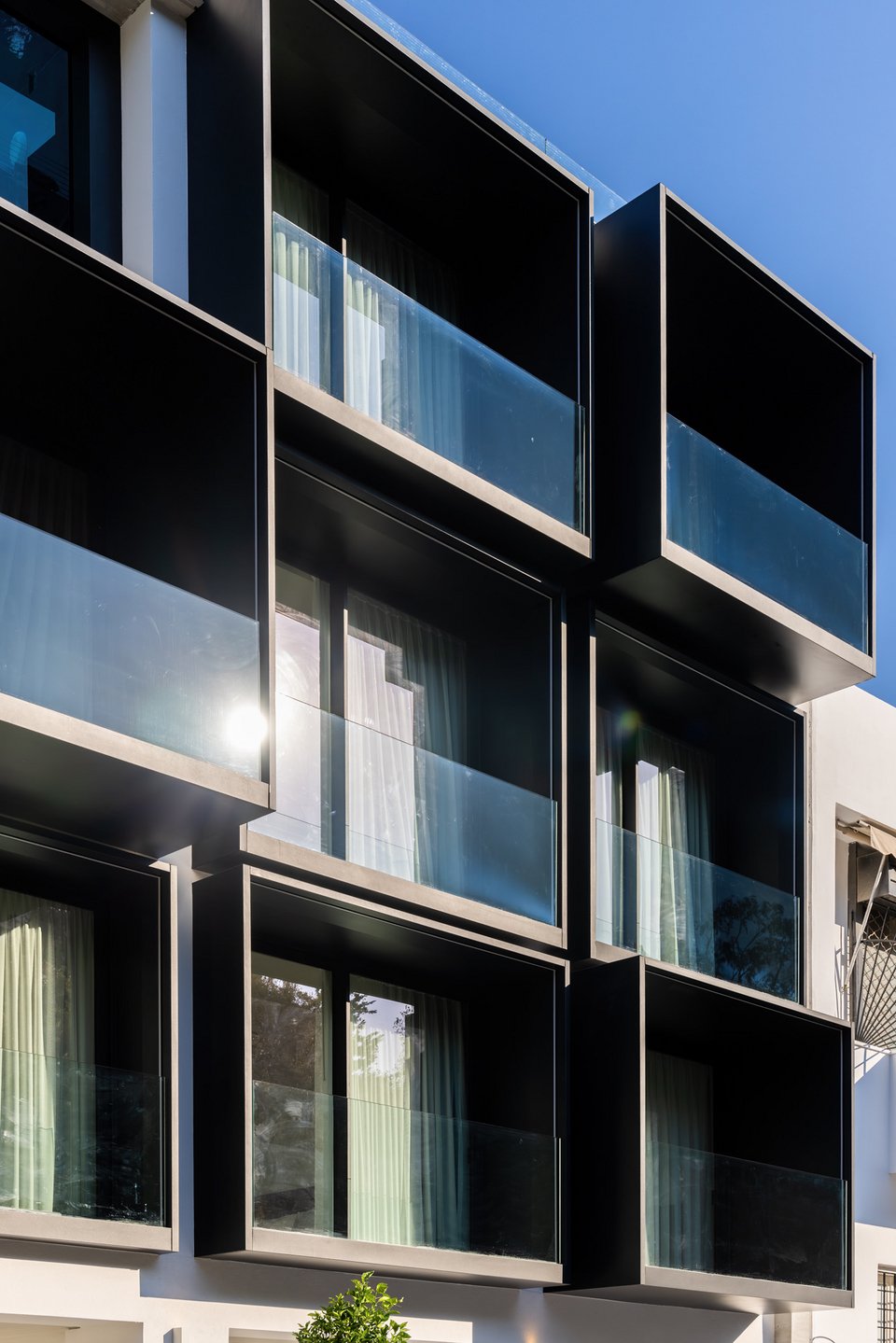 Κάθε κύβος πλαισιώνει το παράθυρο ενός δωματίου.