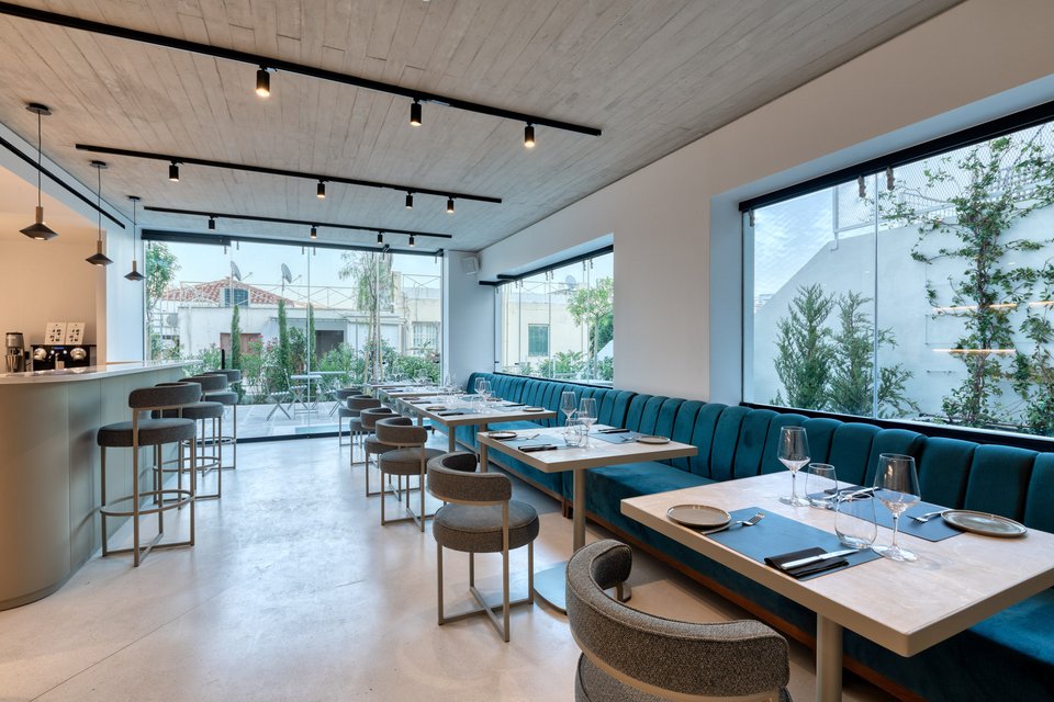 Το εστιατόριο του Neoma με τη μίνιμαλ πολυτέλεια να το χαρακτηρίζει.