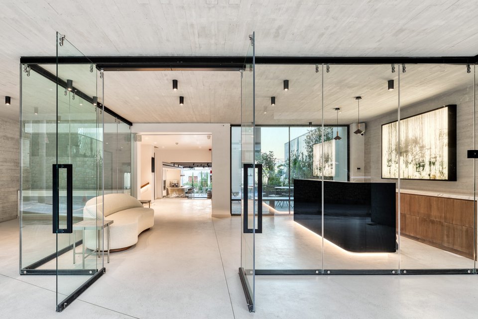 H λιτή, εντυπωσιακή είσοδος του Neoma προδιαθέτει τον επισκέπτη για τον μίνιμαλ χαρακτήρα του ξενοδοχείου.