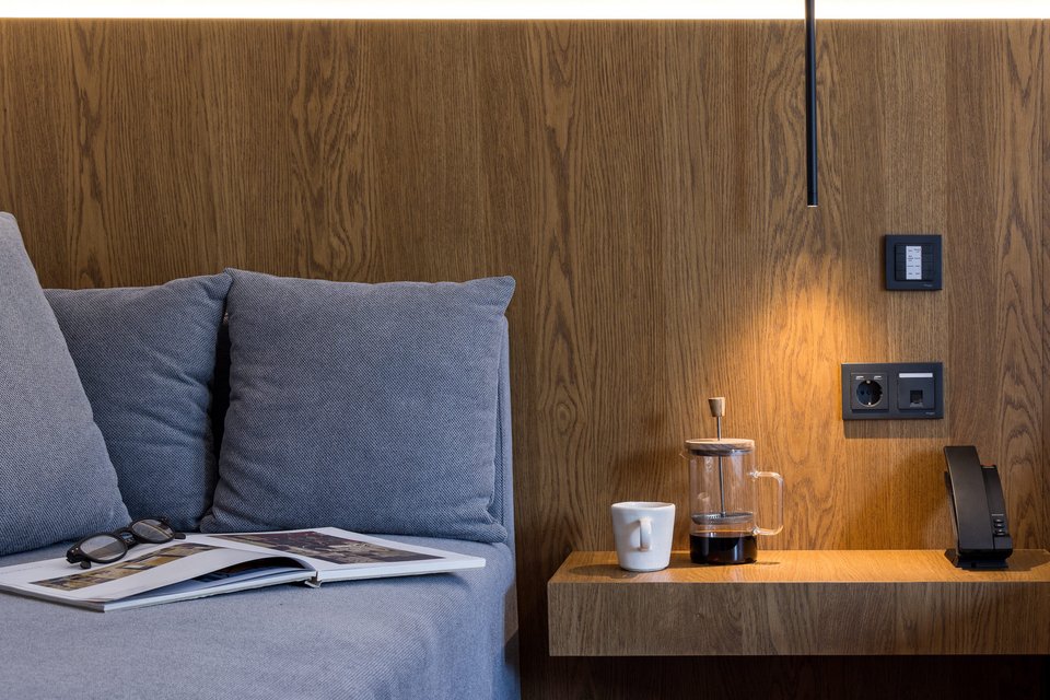 Γκρί, ξύλο, μαύρο: η τριλογία του σκανδιναβικού μινιμαλισμού σε μια chic αθηναϊκή εκδοχή της.