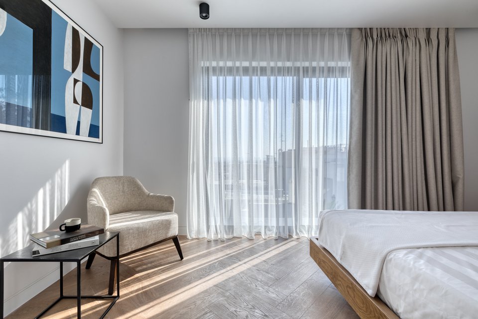 Τα δωμάτια χάρη στα μεγάλα παράθυρα είναι πολύ φωτεινά προσφέροντας ευεξία στον επισκέπτη.