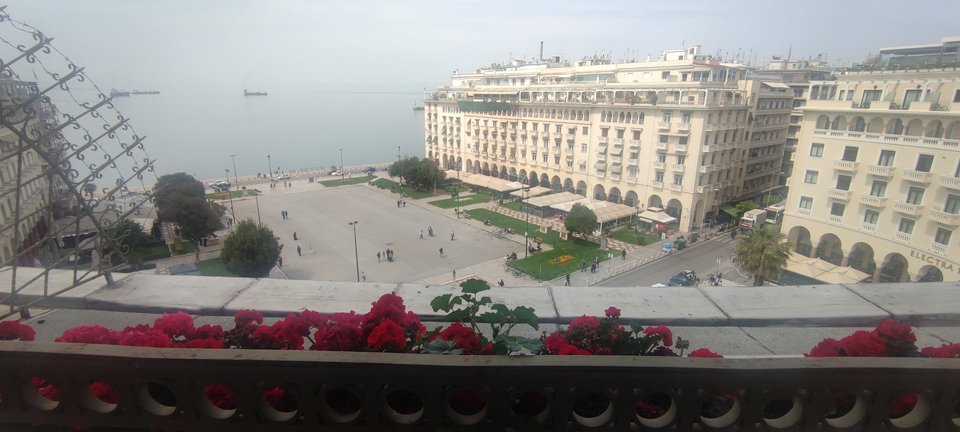 Τι βλέπεις όταν στέκεσαι στο μπαλκόνι του διαμερίσματος / iefimerida