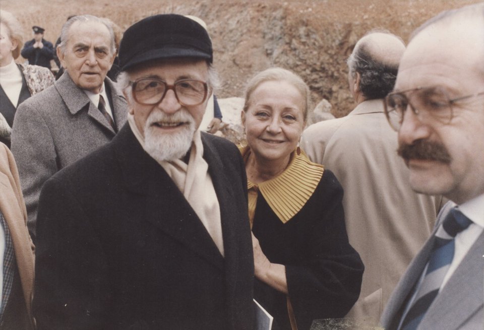 Ο Μανόλης Ανδρόνικος και η Αλίκη Τέλλογλου στη θεμελίωση του Τελλόγλειου το 1991. Φωτογραφία που υπάρχει και στο σπίτι.