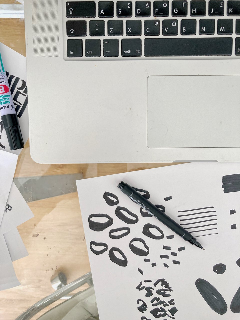 Σχέδια με πενάκι στην ακουαρέλα ή στο laptop: Στιγμιότυπο από το ατελιέ του Τόμυ Καραΐσκου.