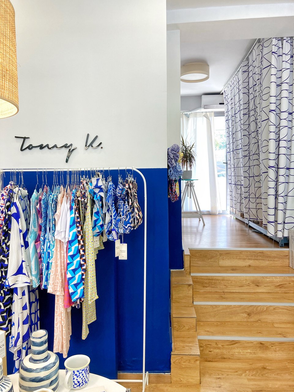 Το showroom Tomy K του Τόμυ Καραΐσκου στο Χαλάνδρι.