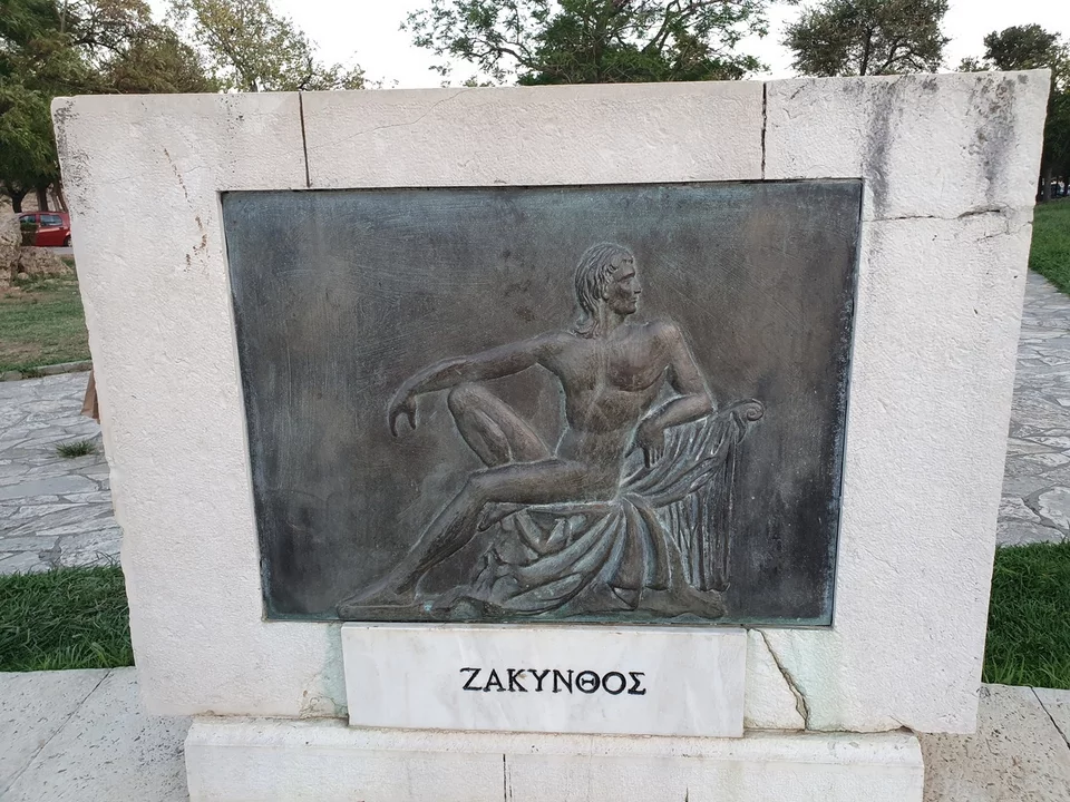 Στην πλάκα της Ζακύνθου φέρεται να αναπαρίσταται ο ιδρυτής του νησιού ο Ζάκυνθος