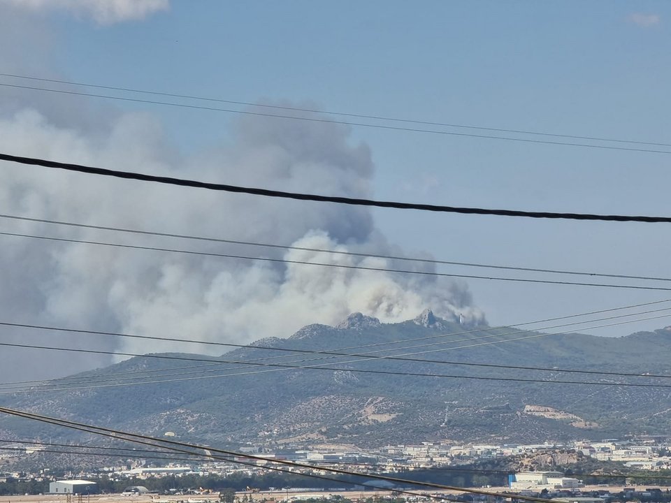 Η εικόνα της πυρκαγιάς από τον Ασπρόπυργο / Φωτογραφία από FACEBOOK