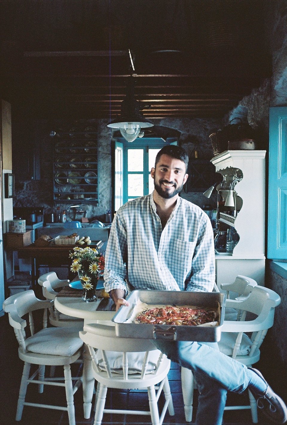 Νησί ή βουνό; Όπου κι αν βρίσκεται, ο Κάρολος Μιχαηλίδης απολαμβάνει τη μαγειρική και την επαφή με τη φύση. 