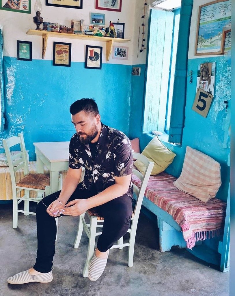 O Γαβριήλ Νικολαΐδης στο Καφενείο της Χαράς στη Σχοινούσα - Φωτογραφία: gabnikolaidis/Instagram