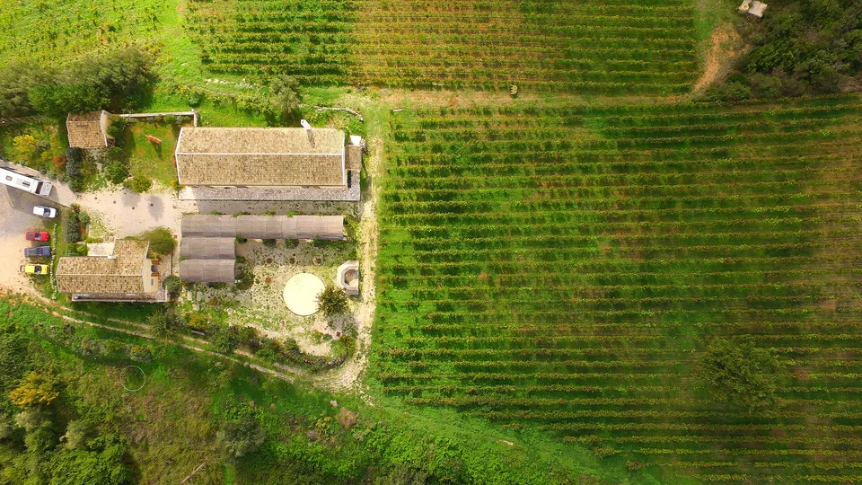 Oι εγκαταστάσεις του Αμπελώνα της Κέρκυρας φωτογραφημένες με drone από ψηλά. 