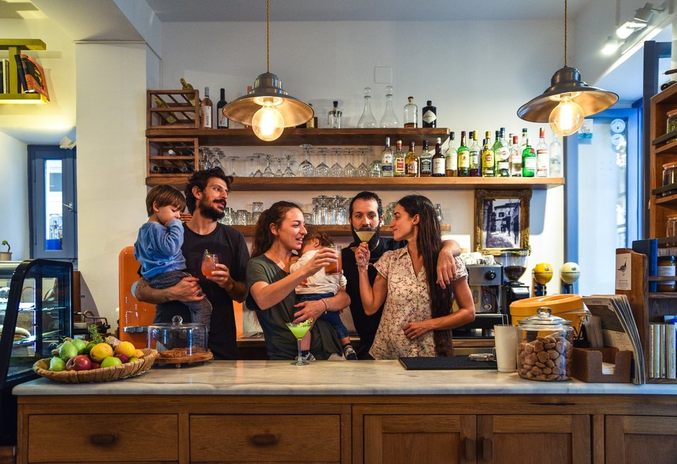 Οι ιδιοκτήτες του βιβλιοπωλείου-cafe Αντίλαλος στην Τήνο, άλλαξαν τη ζωή τους, δημιουργωντας μια νέα καθημερινότητα στην Τήνο.