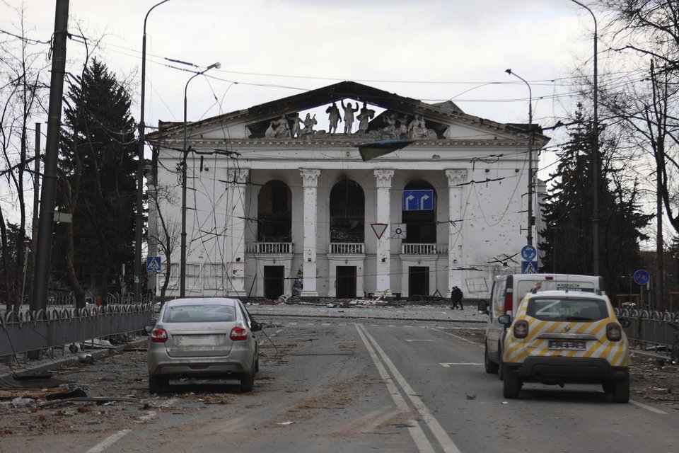 Εικόνα από το κατεστραμμένο θέατρο της Μαριούπολης. Φωτογραφία από ASSOCIATED PRESS