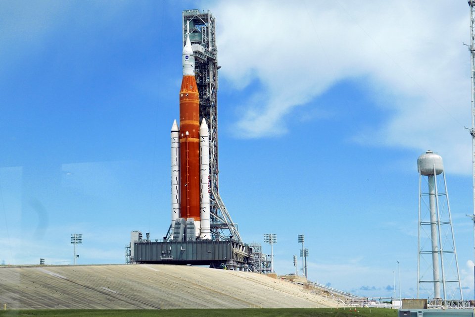 Έτοιμος για εκτόξευση ο πύραυλος της NASA στην αποστολή για τη Σελήνη